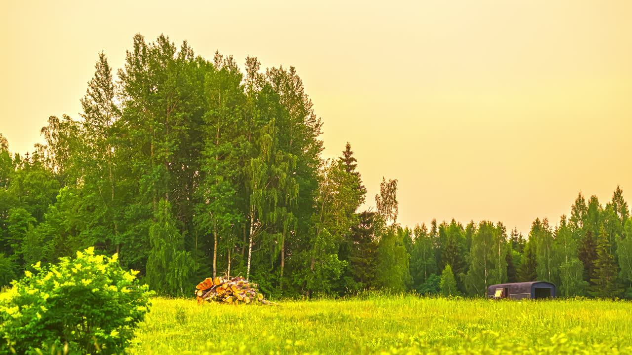 5k timelapse снимок людей на отдыхе на природе сжигание дров в костре вечером - летящие облака на небе - переход от дня к ночи