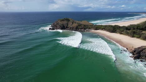 Schaumige-Wellen-Am-Cabarita-Beach-In-New-South-Wales,-Australien-–-Drohnenaufnahme-Aus-Der-Luft