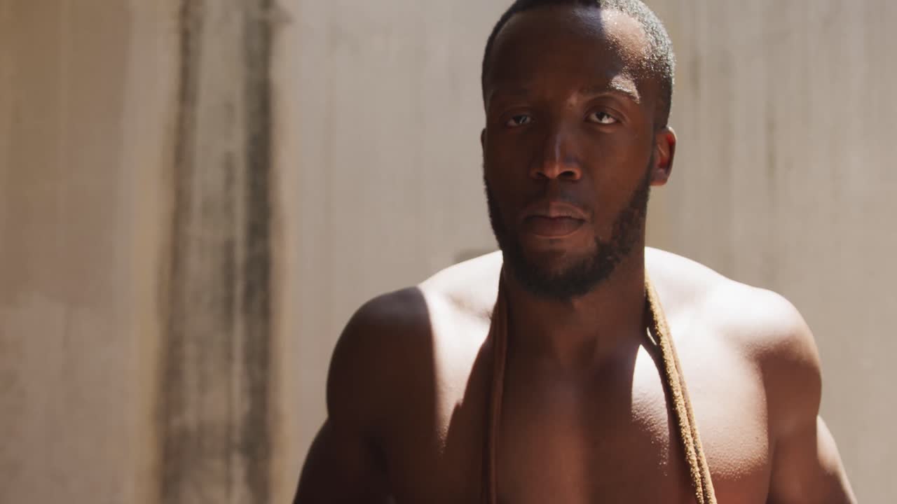 человек, обучающийся в городской обстановке, делает перерыв.