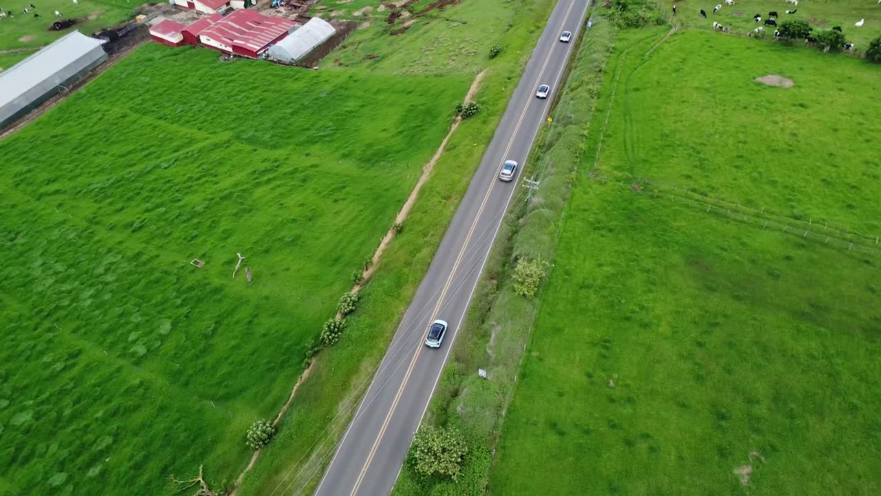 coche eléctrico en las montañas de costa rica, viaje por carretera