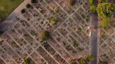 vuelo aéreo de arriba hacia abajo sobre la zona del cementerio del cementerio de chacarita en la ciudad de buenos aires