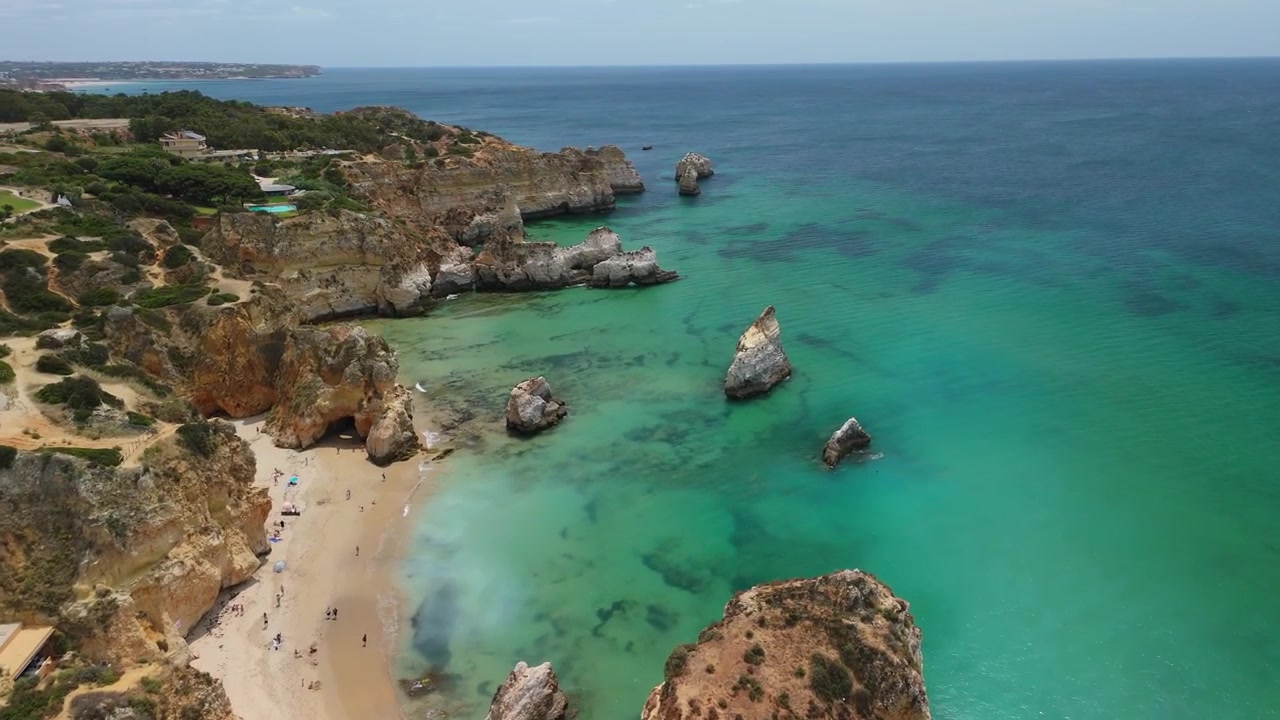 Drone scende sopra Ponta João de Arens e Praia do Valentim do Carvalho, mostrando scogliere e acqua turchese