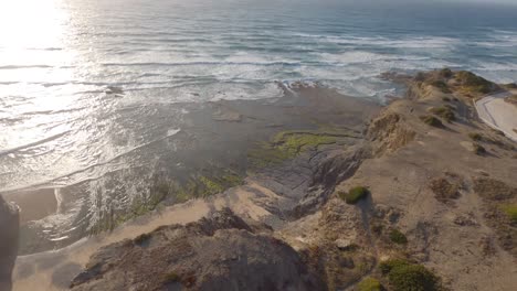camino cuesta abajo hacia la playa
