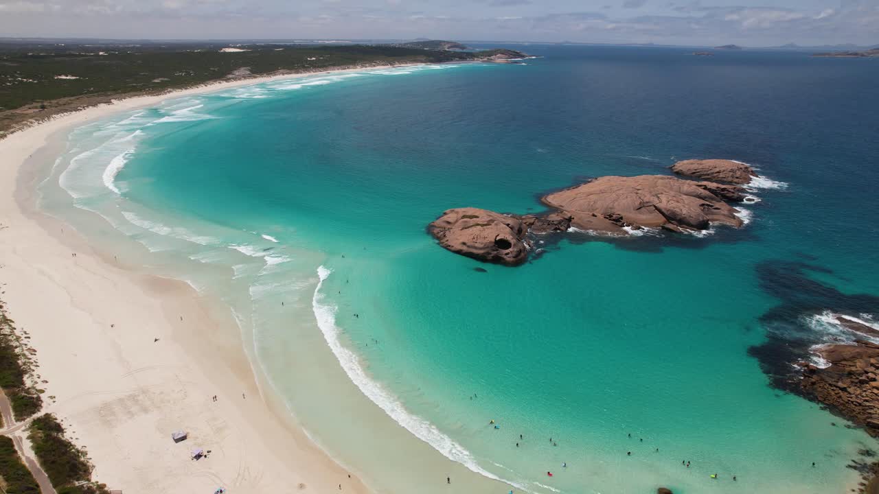 Video drone 4K che si allontana lentamente da Twilight Beach a Esperance, Australia Occidentale