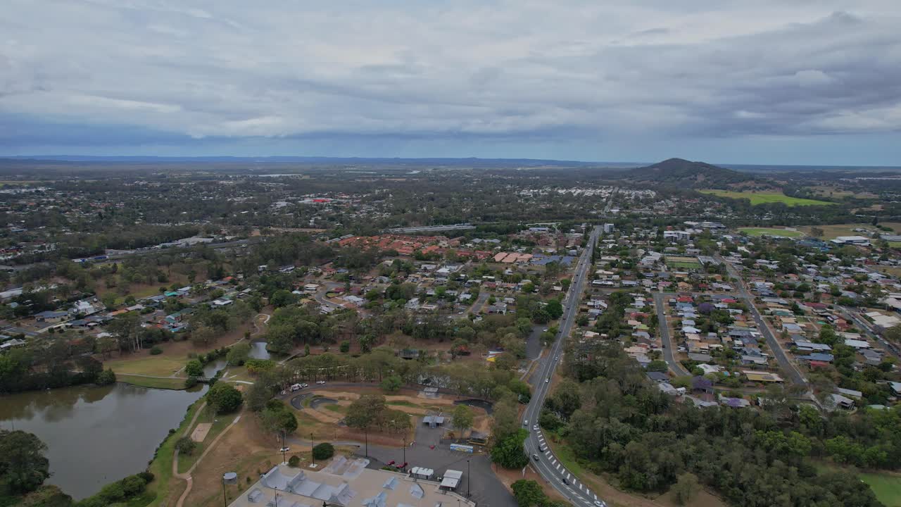 panorama de parques de ocio a orillas del río en el suburbio de loganholme, ciudad de logan, queensland, australia