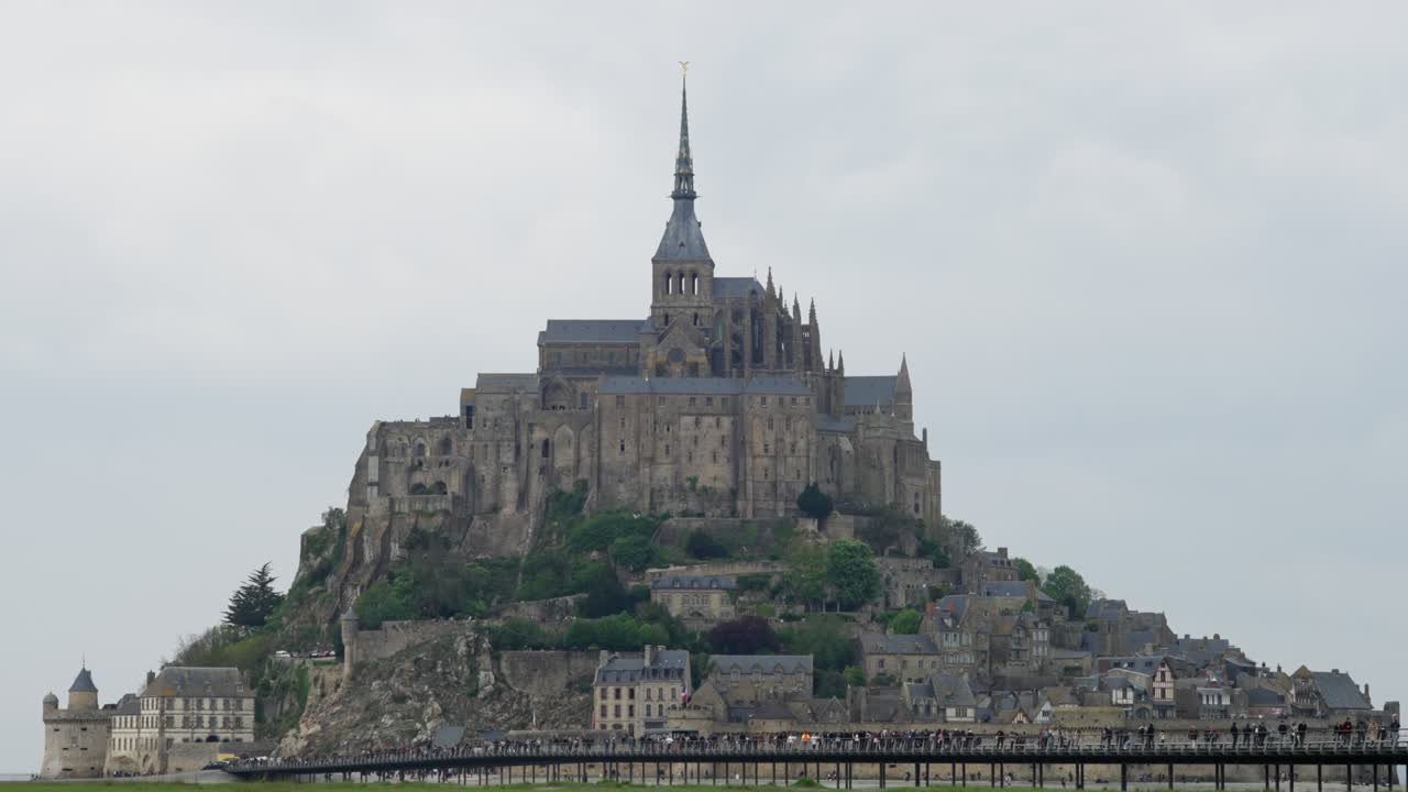 SLOW MOTION ZOOM OUT SHOT OF MOUNT SAINT MICHELLE AT A CLOUDY DAY