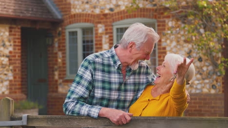 Retrato-De-Una-Feliz-Pareja-De-Ancianos-Jubilados-Fuera-De-La-Cabaña-Sosteniendo-La-Llave-De-La-Casa-De-Sus-Sueños