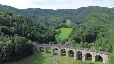 Semmeringbahn,-Weltkulturerbe-Der-Unesco-In-Österreich,-Gefilmt-Von-Oben-Mit-Einer-Drohne-In-4K,-Umgeben-Von-Wald