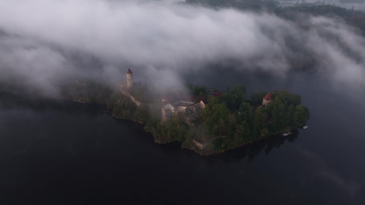 Veduta aerea all'alba del Castello di Zvikov e del Fiume Moldava con nebbia, Cechia