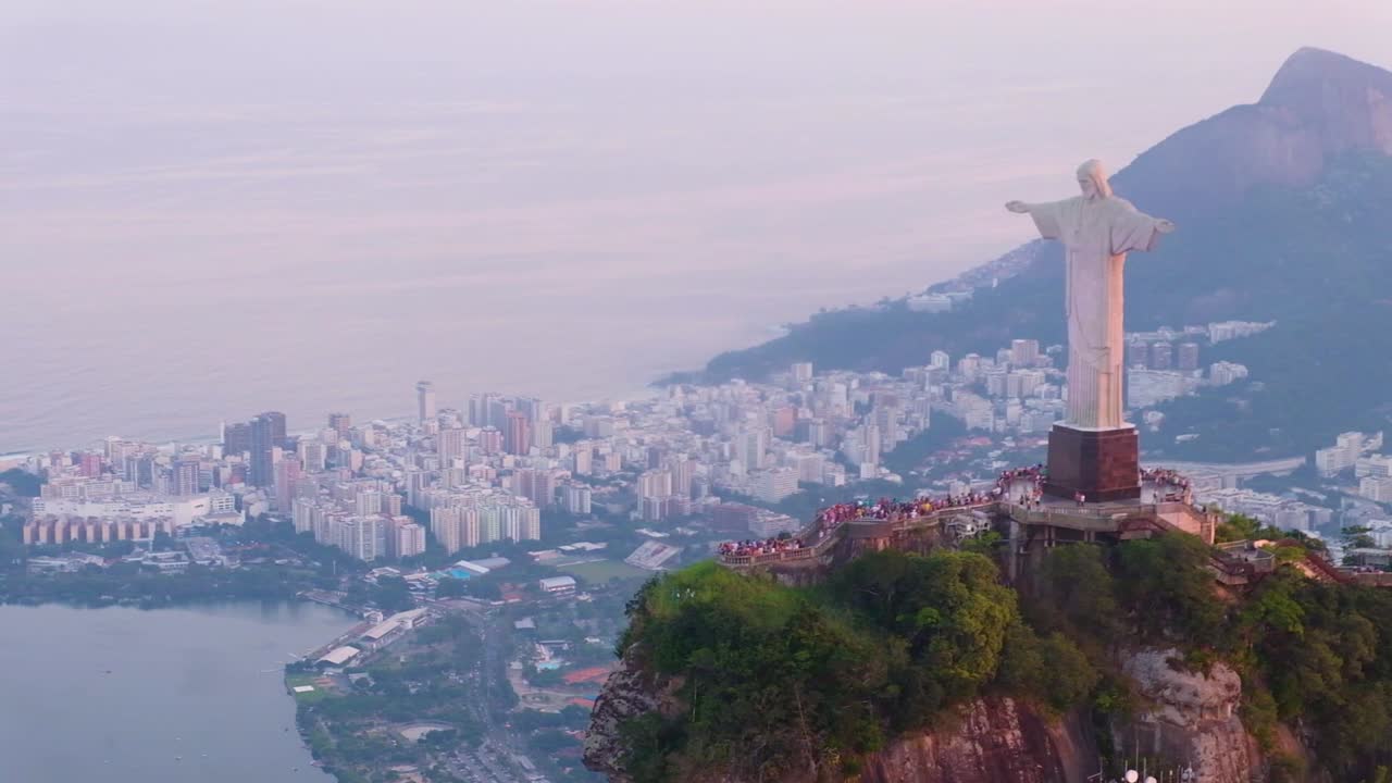 tiro aéreo ao redor da estátua do cristo redentor no rio de janeiro brasil
