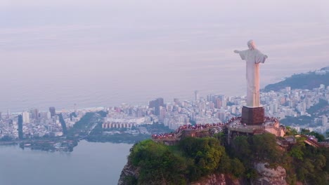 toma aérea alrededor de la estatua del cristo redentor en río de janiero brasil