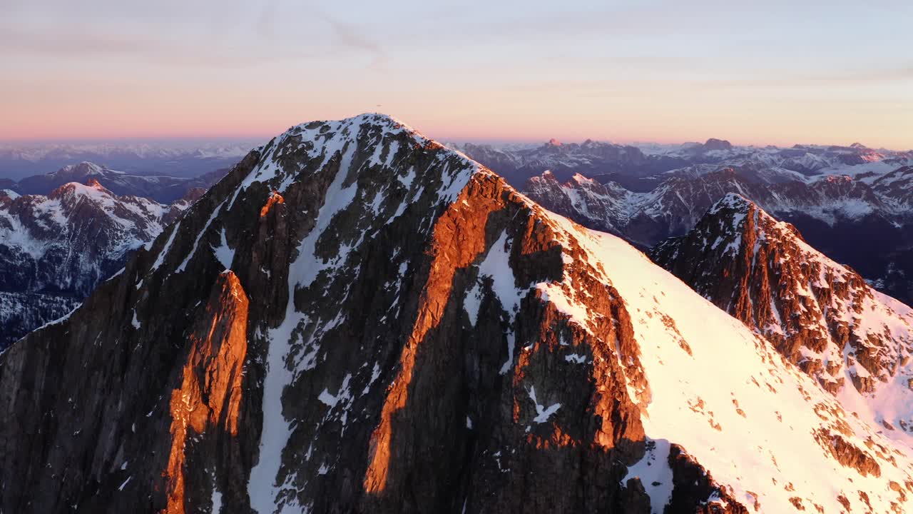 Un drone ruota e si alza sopra la cima di Cima d'Asta.