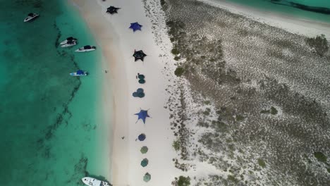 Archipiélago-De-Los-Roques-Con-Aguas-Cristalinas-De-Color-Turquesa,-Playa-De-Arena-Blanca-Y-Barcos,-Vista-Aérea