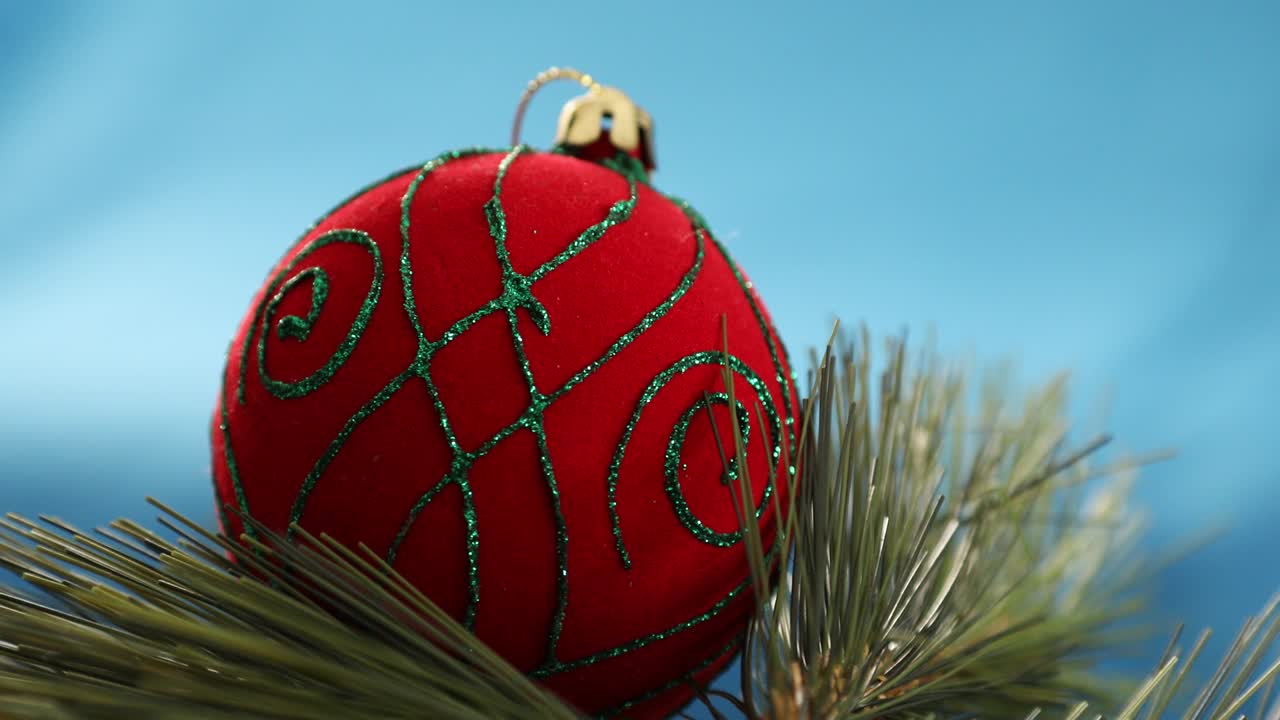 la pelota de navidad girando en el fondo de la pantalla azul 3