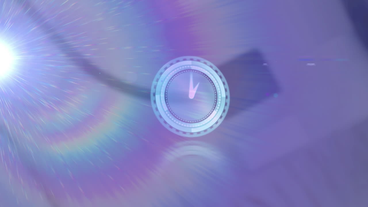 Animation eines sich drehenden Tresorschlosses mit Uhr über einer Lichtspur auf unscharfem Hintergrund
