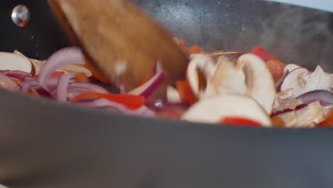 cierre la sartén caliente llena de verduras frescas nutritivas en preparación para cocinar en la cocina casera