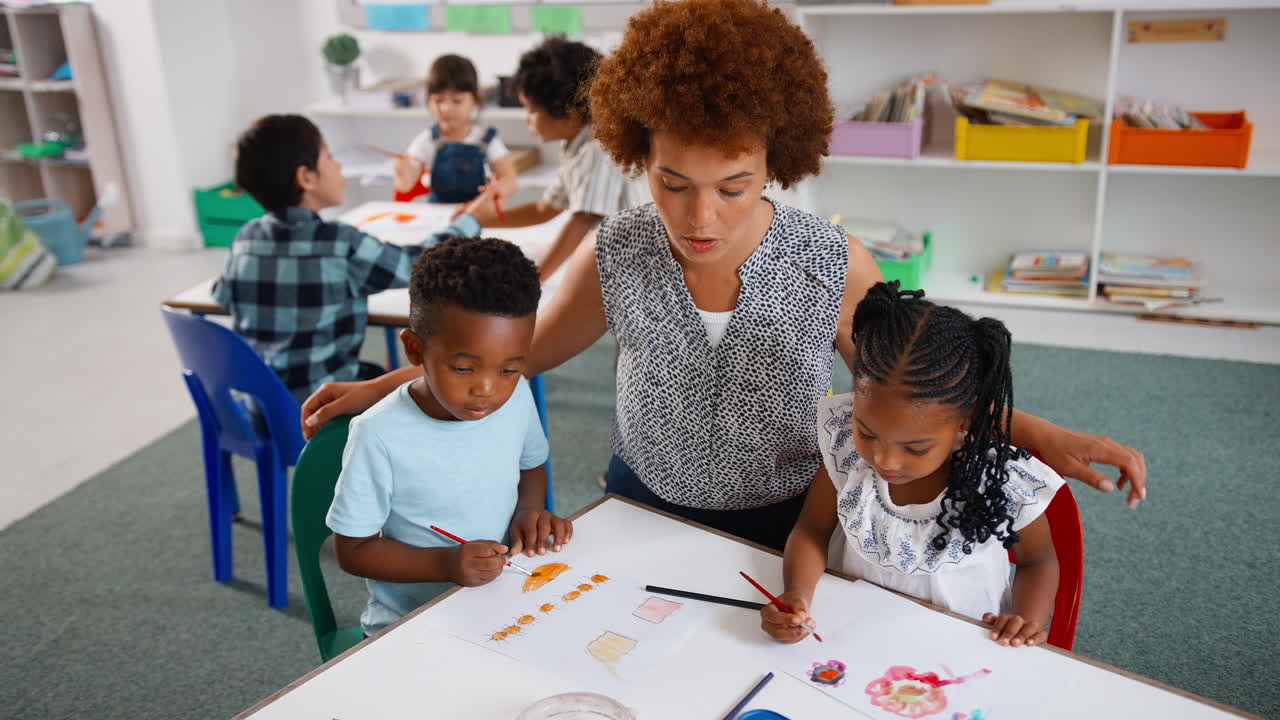 maestra con alumnos multiculturales de la escuela primaria en la clase de arte