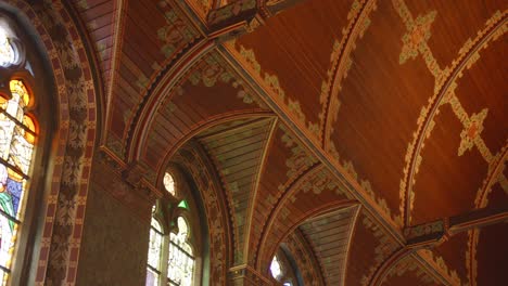 Ceilings-Of-Basilica-of-the-Holy-Blood-In-Bruges,-Belgium---low-angle