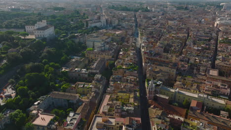 Vorwärts-Fliegen-über-Straßen-Und-Gebäude-In-Der-Stadt.-Sehenswürdigkeiten-Im-Historischen-Stadtbezirk.-Szene-Von-Morgensonne-Beleuchtet.-Rom,-Italien