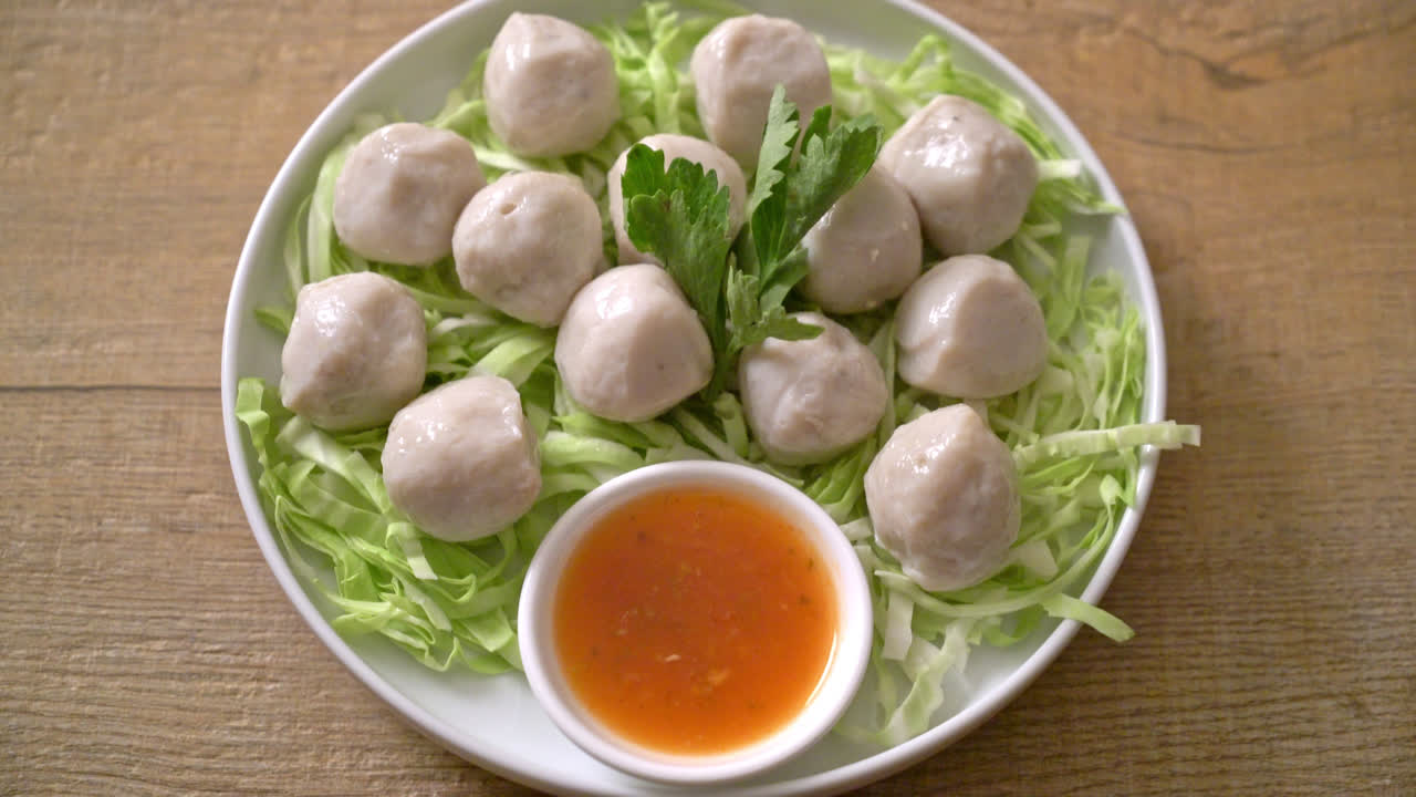 매운 디핑 소스를 곁들인 삶은 생선 공