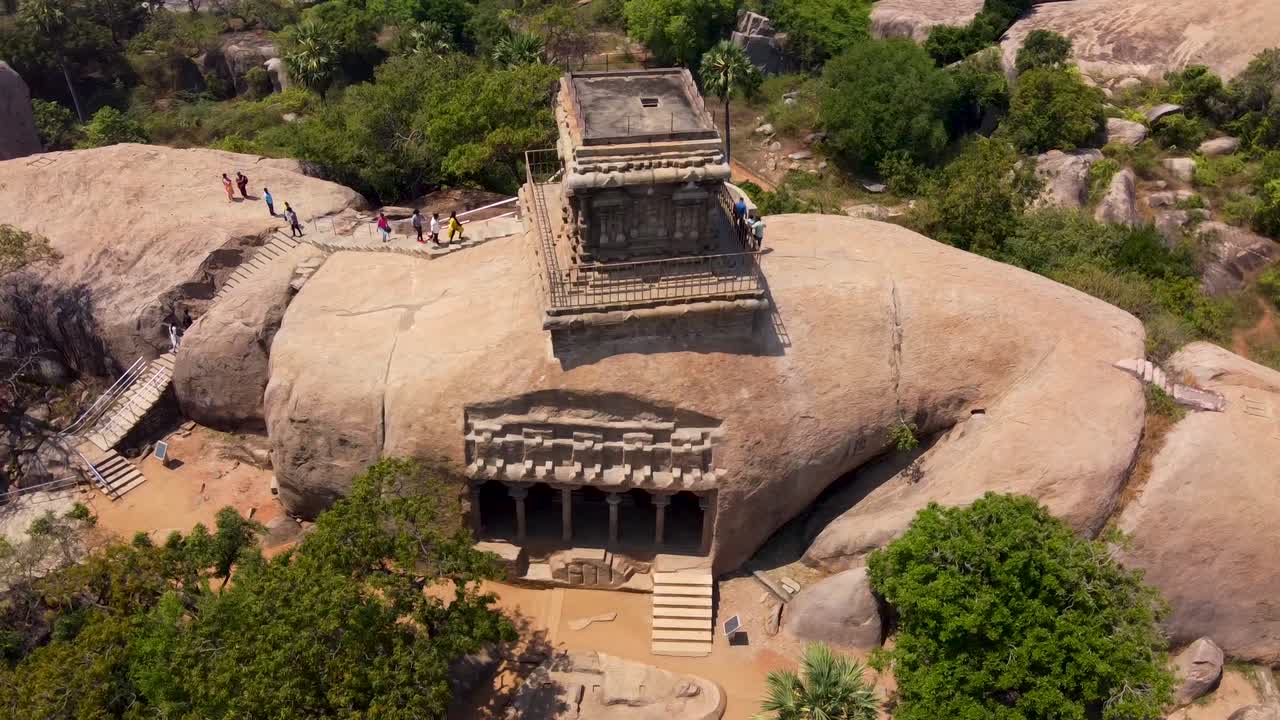 el grupo de monumentos en mahabalipuram es una colección de monumentos religiosos de los siglos 7 y 8 d.c. en la ciudad turística costera de mahabalipuram, tamil nadu, india y un sitio del patrimonio mundial de la unesco