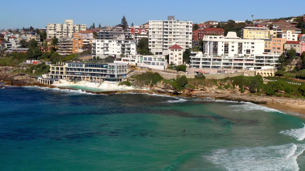 пригородный пляж с отелями на воде для летнего отдыха