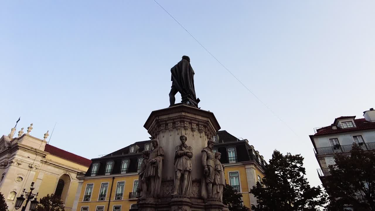 estatua de bronce de luis de camoes en la plaza pombalina en lisboa, portugal
