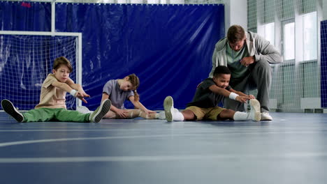 niños en el campo de fútbol