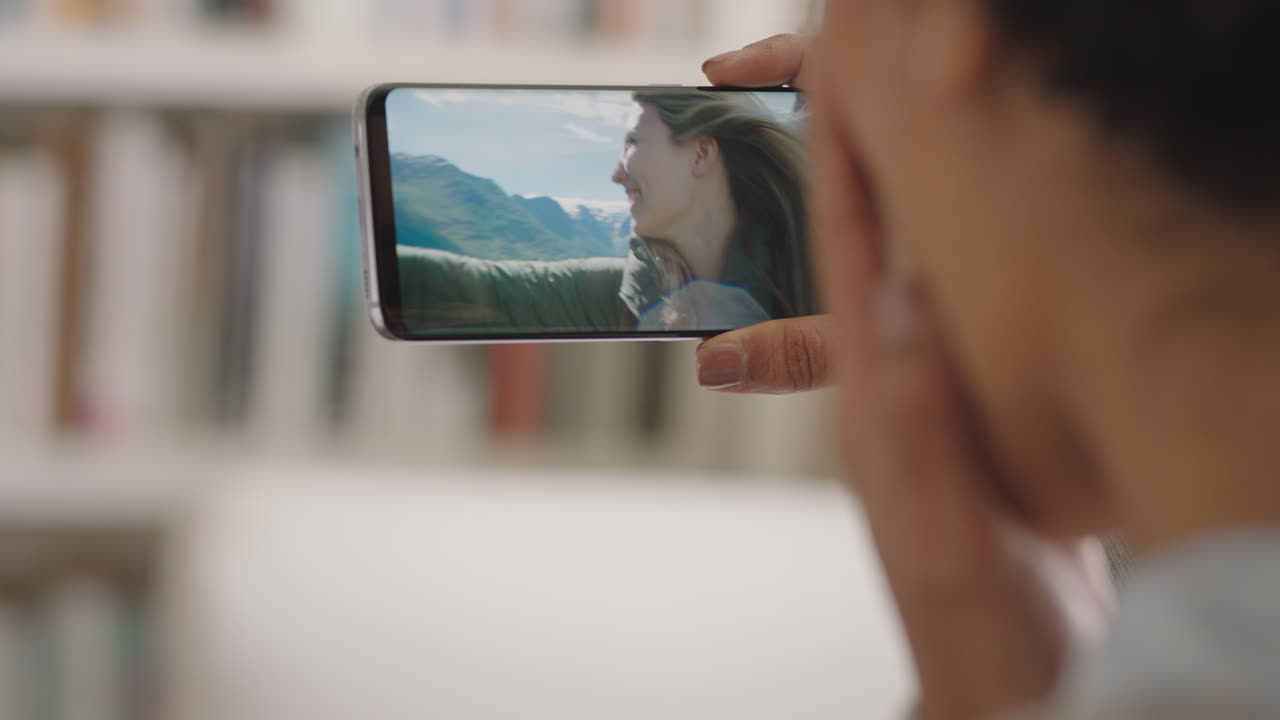 mujer joven chateando en video usando un teléfono inteligente amiga feliz de vacaciones en noruega compartiendo experiencia de viaje divirtiéndose en la aventura de vacaciones comunicándose con el teléfono móvil imágenes 4k