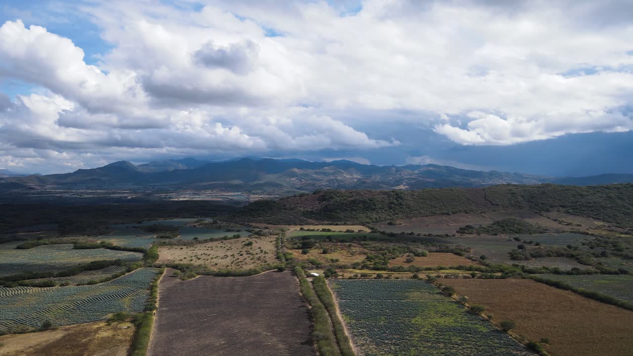 día nublado sobre hermosos campos de cultivo en san pedro lagunillas, nayarit, méxico