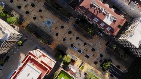 Toma-Superior-De-Un-Dron-Dando-Vueltas-Sobre-Una-Plaza-En-Marbella,-España