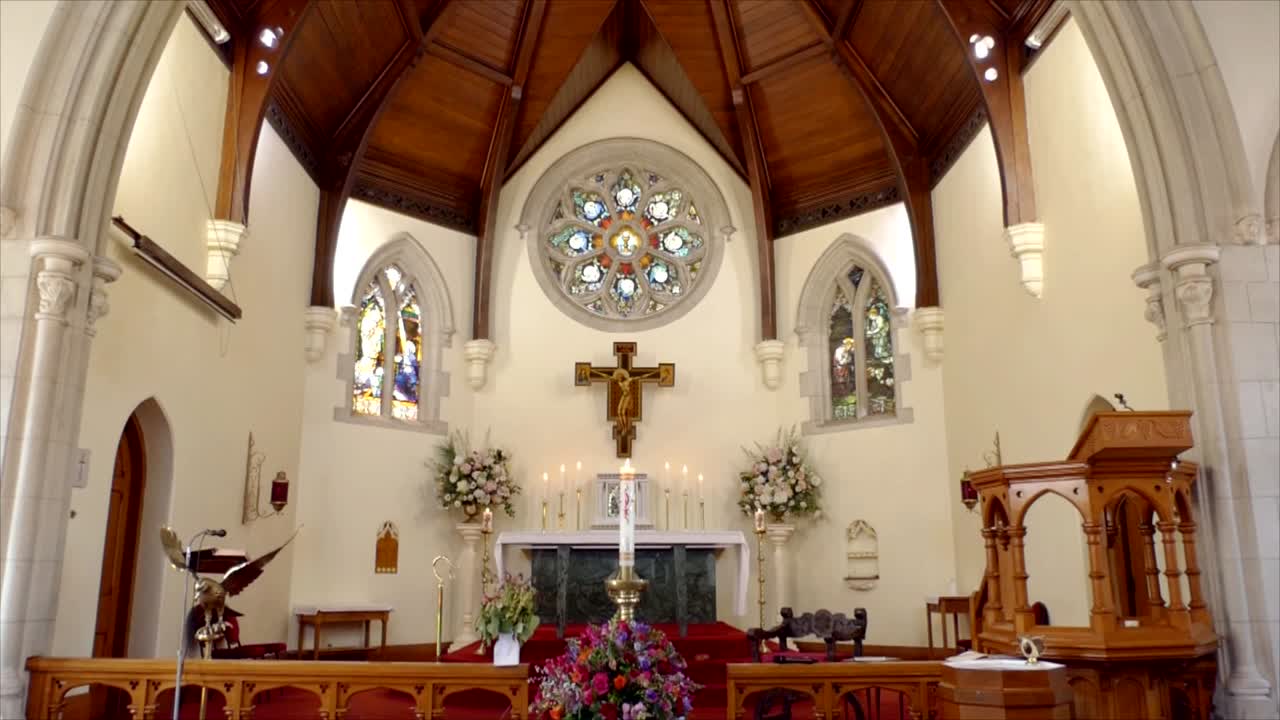 영구차나 예배당에 있는 장례식 관의 클로즈업 샷 또는 묘지의 매장