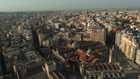 amplia vista aérea matutina del mercado central de valencia y del casco antiguo de españa