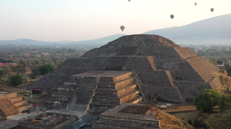 Vista aerea delle piramidi nell'antica città mesoamericana di Teotihuacan, Messico, America Centrale, alba, 4k