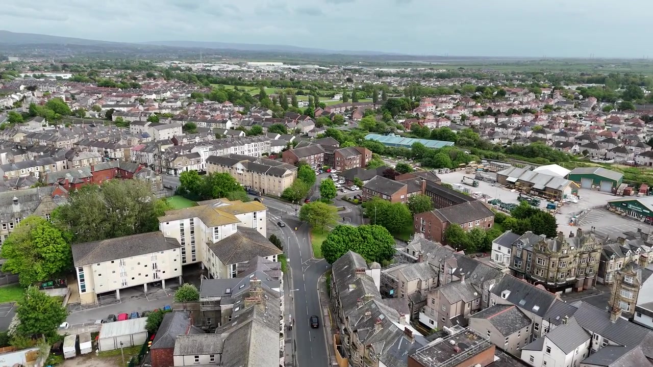 Città costiera di Morecambe, Regno Unito, case, strade e vie, vista aerea con drone.