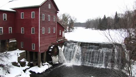 El-Hielo-Inmoviliza-La-Rueda-Hidráulica-De-Un-Viejo-Molino