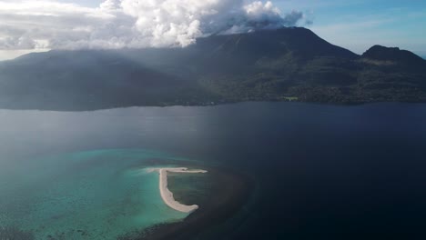 Arrecife-Tropical-En-El-Mar-Con-Barra-De-Arena-Blanca-En-La-Parte-Superior,-Vista-De-La-Isla-Camiguin