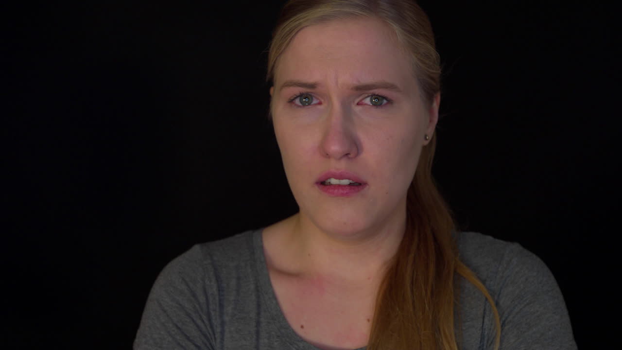 슬픈 여자는 자신의 감정을 통제하려고