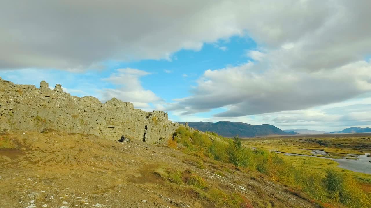 panorama del parque nacional islandés thingvellir en un día de verano, desde la cresta del atlántico medio hasta la residencia