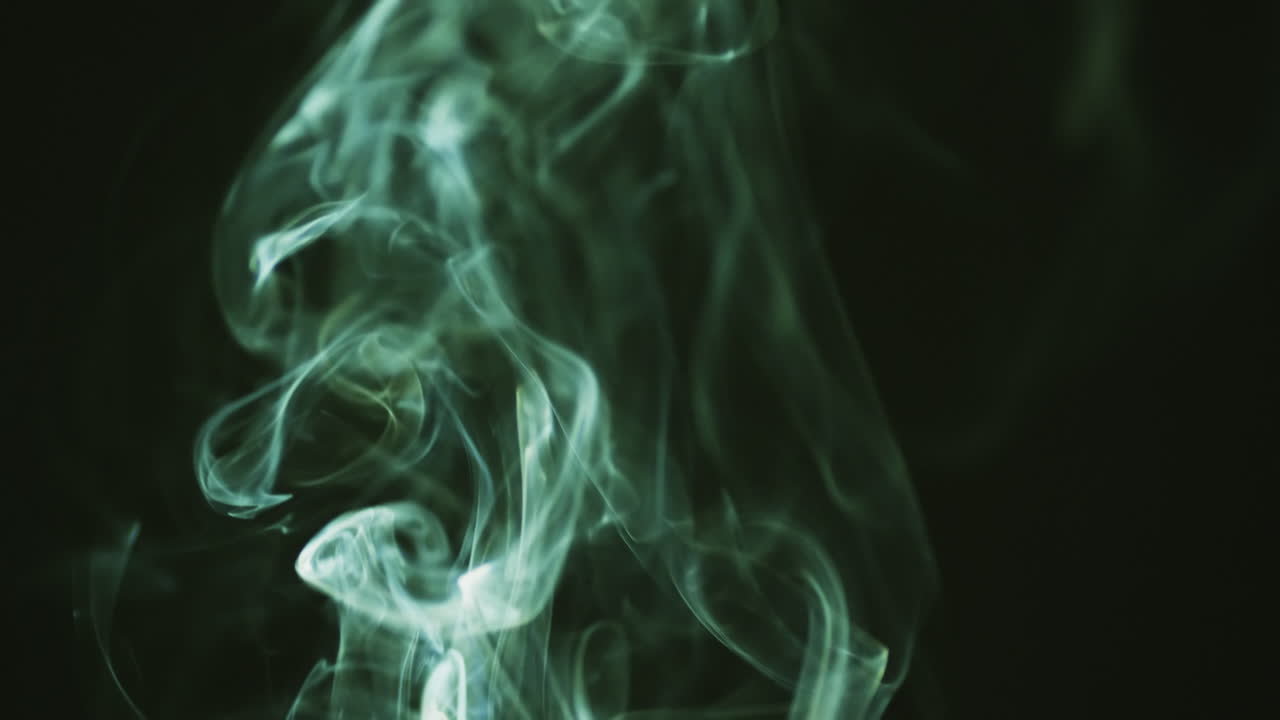 Video di nuvole di fumo verdi in movimento con spazio per il testo su sfondo nero