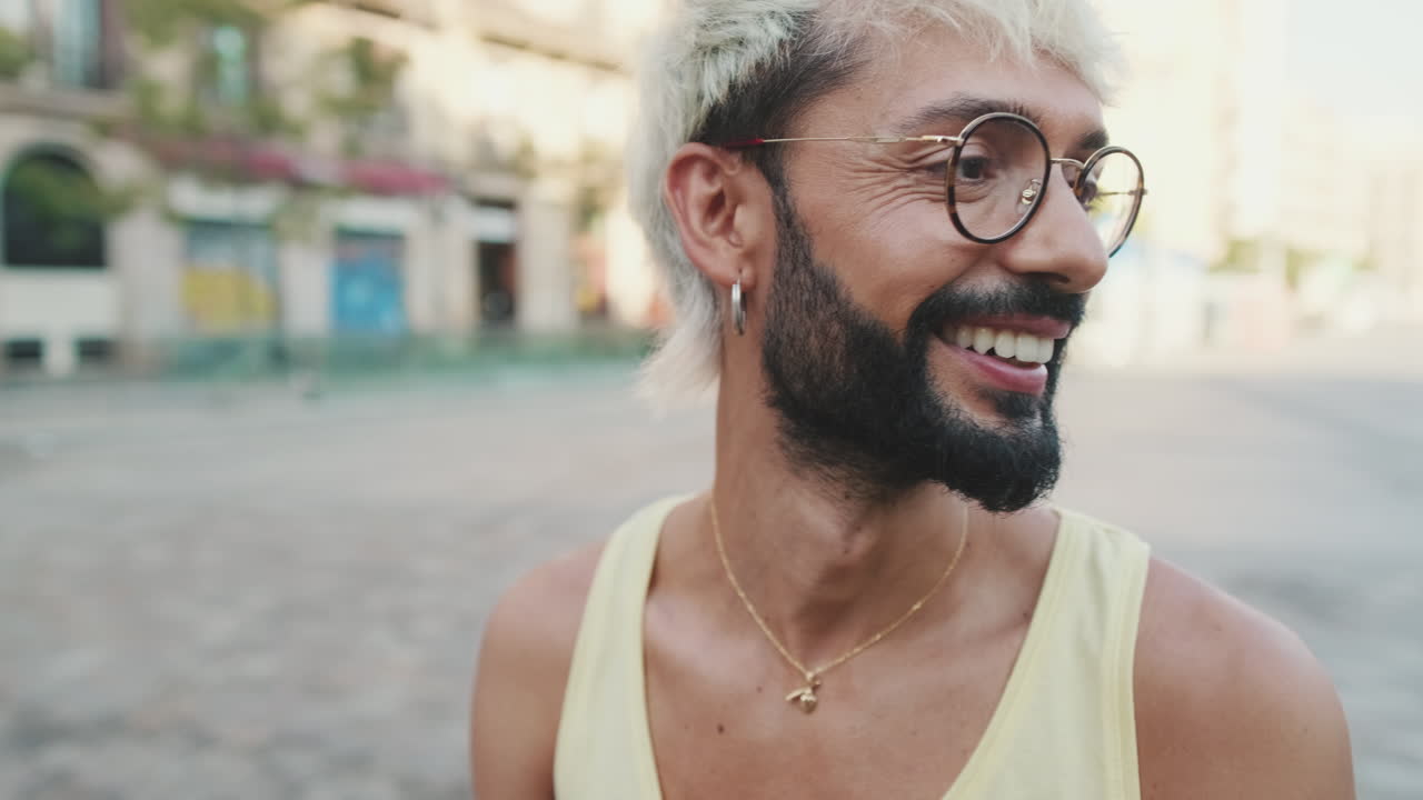Detail šťastného muže s brýlemi usmívajícího se venku