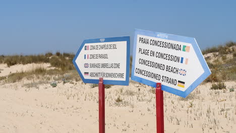 señal de playa concesionada en diferentes idiomas en algarve