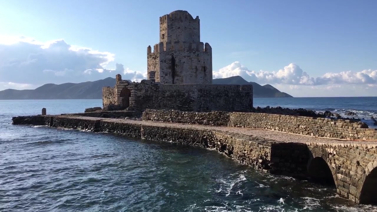 Castello di Methoni con un ponte con tempo soleggiato nelle prime ore del mattino con onde in Grecia