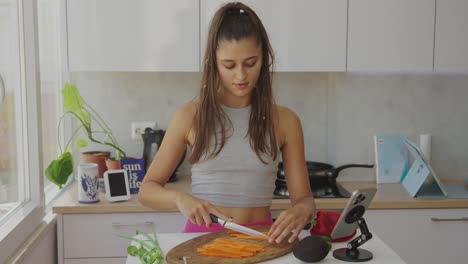 mujer cortando verduras en la cocina