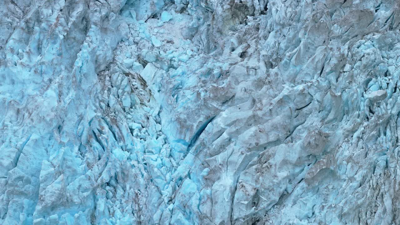 Vista dall'alto del Ghiacciaio Boyabreen in Norvegia che si scioglie visibilmente sotto la pressione climatica