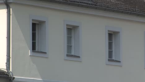 primer plano de las ventanas del ala izquierda del schloss bellevue, el palacio de bellevue en berlín, alemania