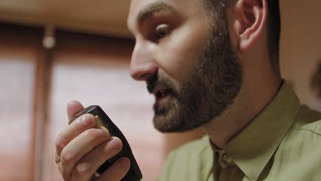 sargento usando walkie talkie, haciendo comandos, arma en la mesa, tiro de ángulo bajo