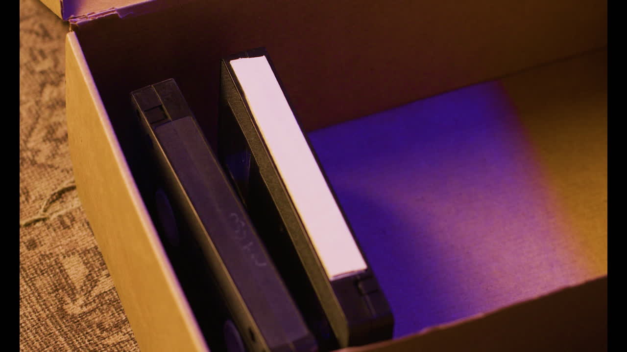 카드보드 상자에 vhs 카세트
