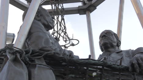 Blimp-Statue-Europa,-Jungs,-Die-Nach-Oben-Schauen