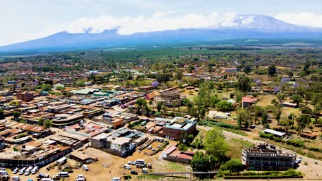 Pueblo-Rural-De-Kenia-Con-El-Kilimanjaro-Al-Fondo